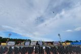 Enam paramotor meramaikan langit Jayapura pada opening ceremony Peparnas