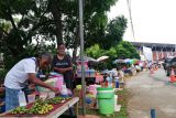 Pedagang padati luar Stadion Mandala menyambut pembukaan Peparnas Papua