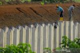 Pekerja menyelesaikan pembangunan jaringan irigasi Rentang di Jatitujuh, Majalengka, Jawa Barat, Jumat (5/11/2021). Kementerian PUPR menyatakan moderenisasi jaringan irigasi Rentang mampu mengairi sekitar 87.840 hektar areal pertanian di kabupaten Majalengka, Cirebon dan Indramayu dan diharapkan akan meningkatkan intensitas penanaman dari 130 persen menjadi 250 persen. ANTARA FOTO/Dedhez Anggara/agr