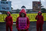 Aktivis lingkungan yang tergabung dalam Bersatu Selamatkan Iklim (Bandung Berisik) berunjukrasa di depan Gedung Sate, Bandung, Jawa Barat, Jumat (5/11/2021). Aksi tersebut sebagai bentuk protes menyikapi KTT Iklim COP26 dan mereka meminta agar pemerintah Indonesia melakukan penyelamatan bumi dari pembangunan yang merusak alam dan lingkungan. ANTARA FOTO/Novrian Arbi/YU