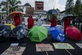 Aktivis lingkungan yang tergabung dalam Bersatu Selamatkan Iklim (Bandung Berisik) berunjukrasa di depan Gedung Sate, Bandung, Jawa Barat, Jumat (5/11/2021). Aksi tersebut sebagai bentuk protes menyikapi KTT Iklim COP26 dan mereka meminta agar pemerintah Indonesia melakukan penyelamatan bumi dari pembangunan yang merusak alam dan lingkungan. ANTARA FOTO/Novrian Arbi/YU