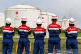 Mendorong tangki LNG PAG menjadi pusat LNG hub Asia. Pekerja PT Perta Arun Gas (PAG) mengamati tangki penyimpanan LNG masing-masing berkapasitas 127.000 m3 di area kilang Terminal penerimaan dan regasifikasi LNG di Desa Blang Lancang, Lhokseumawe, Aceh, Kamis (4/12/2021). Subholding Gas Pertamina Group, PT Perta Arun Gas berinovasi dan berkomitmen mendorong 4 unit tangki LNG Hub Kilang Arun berkapasitas total 508.000 m3 menjadi pusat LNG Hub Asia. ANTARA FOTO/Rahmad