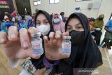 Vaksinasi COVID-19 Moderna untuk masyarakat rentan. Petugas menunjukkan botol vaksin COVID-19 Moderna saat acara vaksinasi merdeka di Lhokseumawe, Aceh, Jumat (5/11/2021). Vaksinasi merdeka yang merupakan kerja sama Dinas Kesehatan dengan Kepolisian itu telah memberi vaksin kepada 777.479 orang dosis pertama, atau 30,2 persen dan 337.937 orang dosis kedua dari total 2.577.792 orang yang rentan secara geospasial, sosial, ekonomi di Aceh. ANTARA FOTO/Rahmad