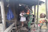 TNI dampingi tenaga kesehatan imunisasi anak balita di kampung Jila Papua