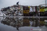 Petugas menata tumpukan sampah di tempat penampungan sementara sampah di Ciroyom, Bandung, Jawa Barat, Minggu (7/11/2021). Sampah yang berada di tempat pembuangan sementara kawasan  Bandung Raya belum bisa terangkut sejak dua hingga tiga hari lalu ke tempat pembuangan akhir (TPA) Sarimukti akibat diduga keterlambatan pengiriman bahan bakar minyak (BBM) untuk alat berat yang menggangu operasional di TPA Sarimukti. ANTARA FOTO/Novrian Arbi/agr