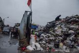 Petugas menata tumpukan sampah di tempat penampungan sementara sampah di Ciroyom, Bandung, Jawa Barat, Minggu (7/11/2021). Sampah yang berada di tempat pembuangan sementara kawasan  Bandung Raya belum bisa terangkut sejak dua hingga tiga hari lalu ke tempat pembuangan akhir (TPA) Sarimukti akibat diduga keterlambatan pengiriman bahan bakar minyak (BBM) untuk alat berat yang menggangu operasional di TPA Sarimukti. ANTARA FOTO/Novrian Arbi/agr