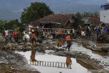 Petugas mengotong tangga ketika memperbaiki instalasi listrik di lokasi bencana banjir bandang di Kota Batu, Jawa Timur, Jumat (5/11/2021). PLN  melakukan pemulihan pasokan listrik pasca banjir bandang dan longsor di sejumlah wilayah di Kota Batu agar masyarakat di lokasi tersebut dapat kembali menikmati listrik. Antara Jatim/Zabur Karuru