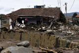 Petugas memperbaiki instalasi listrik di lokasi bencana banjir bandang di Kota Batu, Jawa Timur, Jumat (5/11/2021). PLN  melakukan pemulihan pasokan listrik pasca banjir bandang dan longsor di sejumlah wilayah di Kota Batu agar masyarakat di lokasi tersebut dapat kembali menikmati listrik. Antara Jatim/Zabur Karuru