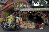 Pekerja mempersiapkan Penjor atau bambu dihiasi janur dan hasil bumi untuk diantarkan ke pemesan dalam persiapan menyambut Hari Raya Galungan, di Denpasar, Bali, Minggu (7/11/2021). Perayaan Hari Raya Galungan di Bali yang dilaksanakan pada Rabu (10/11/2021) mendatang tersebut tetap berpedoman pada disiplin protokol kesehatan untuk mencegah penyebaran COVID-19 dan mengantisipasi terjadinya lonjakan kasus COVID-19. ANTARA FOTO/Nyoman Hendra Wibowo/nym.