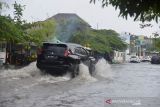 Banda Aceh Banjir Akibat Drainase Buruk. Sejumlah kendaraan menerobos jalan raya yang tergenang banjir akibat curtah hujan tinggi di pusat Kota Banda Aceh, Aceh, Senin (8/11/2021). Banjir yang menggenangi pusat kota Banda Aceh itu, akibat curah hujan tinggi yang hanya berlangsung sekitar satu jam dan selain buruknya drainase.ANTARA FOTO/Ampelsa.