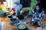 Relawan memasak makanan di dapur umum yang didirikan secara swadaya di lokasi terdampak bencana banjir bandang di Bulukerto, Batu, Jawa Timur, Senin (8/11/2021). Setiap hari dapur umum tersebut menyiapkan sekitar 300 makanan bagi korban banjir bandang dan para relawan. Antara Jatim/Ari Bowo Sucipto/zk