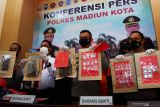  Kapolres Madiun Kota AKBP Dewa Putu Eka Darmawan (tengah) bersama sejumlah pejabat Polres memperlihatkan barang bukti saat merilis pengungkapan kasus peredaran narkoba di Polres Madiun Kota, Jawa Timur, Senin (8/11/2021). Polisi menangkap tersangka pengedar narkoba berinisial NL dan menyita sejumlah barang bukti terdiri 588,25 gram daun ganja kering, 59,38 gram sabu dan 47 butir ekstasi. Antara Jatim/Siswowidodo/zk