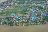 Foto Pantauan udara kondisi banjir di Kabupaten Sintang, Senin (8/11). Sejumlah permukiman warga dan fasilitas publik di Kabupaten Sintang tampak terkena banjir yang mulai terjadi sejak pekan lalu dan hingga kini belum surut. ANTARA/HO-Capt Amardio.