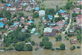 Foto Pantauan udara kondisi banjir di Kabupaten Sintang, Senin (8/11). Sejumlah permukiman warga dan fasilitas publik di Kabupaten Sintang tampak terkena banjir yang mulai terjadi sejak pekan lalu dan hingga kini belum surut. ANTARA/HO-Capt Amardio.