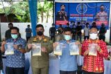 Kepala Badan Narkotika Nasional (BNNP) Provinsi Sumut Brigjen Pol Toga H Panjaitan (kedua kanan) didampingi Wali Kota Medan Bobby Nasution (kedua kiri), Ketua Komisi A DPRD Provinsi Sumatera Utara Hendro Susanto (kiri) dan Sekretaris Badan Kesatuan Bangsa dan Politik (Kesbangpol) Provinsi Sumatera Utara Alpian Hutauruk (kanan) menunjukkan barang bukti saat ungkap kasus narkoba jenis ekstasi di Kantor Badan Narkotika Nasional (BNNP) Provinsi Sumatera Utara, Deli Serdang, Kamis (4/11/2021). BNNP Sumatera Utara menangkap lima pengedar pil ekstasi dan menyita barang bukti pil ekstasi sebanyak 5.000 butir merk superman, mobil dan sepeda motor