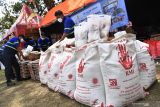 Karyawan PT. RMI-Mitrphol Group menata paket bantuan sembako di Posko Utama Penanganan Banjir Bandang di Kota Batu, Jawa Timur, Selasa (9/11/2021). Bantuan sembako tersebut diharapkan dapat bermanfaat dan meringankan beban masyarakat serta korban yang terdampak dari bencana alam banjir bandang di wilayah Kota Batu. Antara Jatim/Zabur Karuru