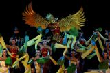  Sejumlah seniman mementaskan Wayang Sejarah Sumpah Merah Putih di Tugu Pahlawan Surabaya, Jawa Timur, Senin (8/11/2021) malam. Pentas wayang orang yang dimainkan oleh jajaran Forkopimda Kota Surabaya serta sekitar 150 seniman dan merupakan rangkaian Surabaya Art and Culture Festival tersebut untuk memperingati Hari Wayang Nasional. Antara Jatim/Didik Suhartono/zk