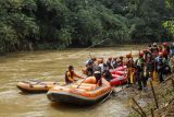 Sejumlah peserta mengikuti susur sungai di Sungai Ciliwung, Saung Bambon, Jakarta Selatan, Selasa (9/11/2021). Dalam rangka Festival Ciliwung yang ke-3 aktivis Ciliwung mengadakan susur sungai untuk mengedukasi masyarakat tentang kepedulian terhadap sungai serta ekosistem sungai Ciliwung. ANTARA FOTO/Asprilla Dwi Adha/foc.