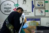 Warga binaan menjalani proses penghapusan tato menggunakan sinar laser di Lapas Kelas II A, Karawang, Jawa Barat, Rabu (10/11/2021). Kegiatan tersebut diikuti sebanyak 35 warga binaan dalam program pembinaan kepribadian warga binaan. ANTARA FOTO/M Ibnu Chazar/agr