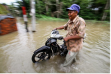  Seorang warga mendorong keluar sepeda motor dari banjir yang merendam Desa Ampeh, Kecamatan Tanah Luas, Aceh Utara, Selasa (9/11/2021). Banjir akibat luapan sungai yang tidak mampu menampung tingginya intensitas hujan itu menerjang Tiga kecamatan di Aceh Utara dan ratusan jiwa warga dilaporkan mulai mengungsi. ANTARA FOTO/Rahmad/hp.
