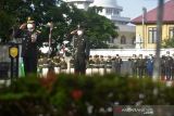 ZIARAH MAKAM HARI PAHLAWAN NASIONAL DENGAN PROKES. Panglima Kodam Iskandar Muda (IM), Mayjen TNI Achmad Marzuki (kiri) mengikuti upacara ziarah nasional di Taman Makam Pahlawan, Banda Aceh, Aceh, Rabu (10/11/2021).  Upacara ziarah makam dan dilanjutkan tabur bunga dengan penerapan protokol kesehatan di tengah COVID-19 itu dalam rangka memperingati Hari Pahlawan 10 November. ANTARA FOTO/Ampelsa