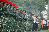 Sejumlah peserta mengikuti upacara memperingati Hari Pahlawan di Lapangan Tegar Beriman, Kabupaten Bogor, Jawa Barat, Rabu (10/11/2021). Tema Hari Pahlawan Nasional tahun 2021 adalah Pahlawanku Inspirasiku. ANTARA FOTO/Yulius Satria Wijaya/aww.