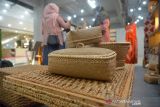 PAMERAN PRODUK KREATIF UMKM. Perajin menampilkan berbagai jenis produk kreatif berbahan baku alami saat berlangsung pameran di Plaza Aceh, Banda Aceh, kamis (11/11/2021). Pameran aneka produk kerajinan yang dijadwalkan berlangsung hingga tanggal 20 November 2021 tersebut merupakan komoditas unggulan perajin yang bertujuan untuk memotivasi para pelaku UMKM binaan BUMN dan pemerinah Aceh bangkit di tengah pandemi COVID-19. ANTARA FOTO/Ampelsa