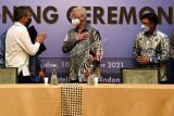 Perdana Menteri Malaysia Datuk Seri Ismail Sabri Yaakob (tengah) didampingi Menkominfo Johnny G. Plate (kanan) berbincang dengan Dirut Perum LKBN ANTARA Meidyatama Suryodiningrat (kiri) seusai penandatanganan nota kesepahaman dengan Kantor Berita BERNAMA di Jakarta, Rabu (10/11/2021). Penandatanganan nota kesepahaman antar kantor berita tersebut dalam rangka memperkuat kerjasama dalam pemberitaan dan informasi melalui beragam platform media. ANTARA FOTO/Sigid Kurniawan/hp.
