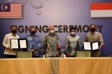 Perdana Menteri Malaysia Datuk Seri Ismail Sabri Yaakob (tengah) didampingi Menkominfo Johnny G. Plate (kedua kanan) dan Menlu Malaysia Saifuddin Abdullah (kedua kiri) serta Dirut Perum LKBN ANTARA Meidyatama Suryodiningrat (kiri) dan Kepala Eksekutif BERNAMA Datuk Mokhtar Hussain menunjukkan nota kesepahaman di Jakarta, Rabu (10/11/2021). Penandatanganan nota kesepahaman antar kantor berita tersebut dalam rangka memperkuat kerjasama dalam pemberitaan dan informasi melalui beragam platform media. ANTARA FOTO/Sigid Kurniawan/hp.
