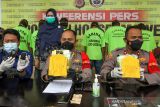 Penangkapan pengedar narkotika. Polisi menggiring sejumlah tersangka pengedar narkotika yang berhasil ditangkap di Lhokseumawe, Aceh, Kamis (11/11/2021). Tim Opsnal Satresnarkoba menggagalkan peredaran narkotika dan menangkap tujuh tersangka dengan barang bukti dua kilogram sabu-sabu yang dipasok dari Malaysia. ANTARA/Rahmad