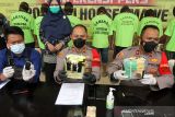 Penangkapan pengedar narkotika. Polisi menggiring sejumlah tersangka pengedar narkotika yang berhasil ditangkap di Lhokseumawe, Aceh, Kamis (11/11/2021). Tim Opsnal Satresnarkoba menggagalkan peredaran narkotika dan menangkap tujuh tersangka dengan barang bukti dua kilogram sabu-sabu yang dipasok dari Malaysia. ANTARA/Rahmad