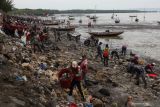  Sejumlah personel TNI Angkatan Laut bersama petugas DKRTH dan Satpol PP memunguti sampah saat digelarnya Program Laut Bersih (Prolasih) Koarmada II di pantai di dekat Jembatan Suramadu, Surabaya, Jawa Timur, Jumat (12/11/2021). Kegiatan yang merupakan program Karya Bakti TNI Angkatan Laut dan diikuti oleh TNI, Polri, Aparatur Sipil Negara (ASN) serta warga itu bertujuan untuk menciptakan wilayah maritim yang bersih, hijau dan asri serta bebas dari sampah maupun polutan. Antara Jatim/Didik Suhartono/zk