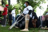 Warga menerima kaki palsu yang diberikan secara gratis oleh Angkasa Pura II di Pendopo Banyuwangi, Jawa Timur, Kamis (11/11/2021). Sebanyak 24 kaki palsu bantuan dari program CSR Angkasa Pura II yang bekerja sama dengan yayasan Kick Andy Foundation itu untuk membantu penyandang disabilitas yang membutuhkan agar lebih bisa mandiri dan memudahkan dalam beraktivitas sehari-hari. Antara Jatim/Budi Candra Setya/zk