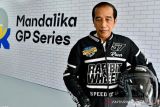 Presiden Jokowi naik motor mencoba lintasan sirkuit Mandalika