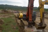 KIA SEDIAKAN LAHAN UNTUK PERUSAHAAN CANGKANG SAWIT PASAR EKSPOR. Rombongan pejabat Badan Usaha Milik Daerah PT Pembangunan Aceh (PEMA) bersama PT Alpine Green meninjau lokasi Kawasan Industri Aceh (KIA) di desa Ladong, Kecamatan Masjid Raya, Kabupaten Aceh Besar, Aceh, Jumat (12/11/2021). Badan Usaha Milik Daerah, PT PEMA bekerjasama dengan PT Alpine Green akan membangun pabrik pengelolan cangkang sawit untuk pasar ekspor di Kawasan Industri Aceh (KIA)  yang meliki lahan seluas 200 hektare dan berada dekat dengan pelabuhan ekspor  Malahayati, Kabupaten Aceh Besar. ANTARA FOTO/Ampelsa