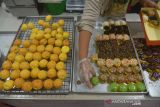 UMKM DONAT BERBAHAN PANGAN TRADISIONAL BANGKIT DI TENGAH PANDEMI. Perajin memproduksi kue donat berbahan pangan tradisional dari buah labu dan singkong di rumah UMKM Getlatela, Kampung Keuramat, Banda Aceh, Aceh, Jumat (12/11/2021). Pelaku UMKM binaan BUMN itu menyatakan produksi kue donat berbahan pangan tradisional buah labu dan singkong sejak setahun terakhir di tengah pandemi COVID-19 mulai bangkit setelah pemasarannya beralih menggunakan media online. ANTARA FOTO/Ampelsa.