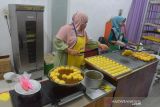 UMKM DONAT BERBAHAN PANGAN TRADISIONAL  BANGKIT DI TENGAH PANDEM. Perajin memproduksi kue donat berbahan pangan tradisional dari buah labu dan singkong di rumah UMKM Getlatela, Kampung Keuramat, Banda Aceh, Aceh, Jumat (12/11/2021). Pelaku UMKM binaan BUMN itu menyatakan produksi kue donat berbahan pangan tradisional buah labu dan singkong sejak setahun terakhir di tengah pandemi COVID-19 mulai bangkit setelah pemasarannya beralih menggunakan media online. ANTARA FOTO/Ampelsa.