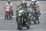 Presiden Joko Widodo (depan) mengendarai sepeda motor custom Kawasaki W175 saat mencoba lintasan sirkuit pada acara peresmian Pertamina Mandalika International Street Circuit di KEK Mandalika, Praya, Lombok Tengah, NTB, Jumat (12/11/2021). Presiden Jokowi melakukan kunjungan kerja ke Lombok dalam rangka meresmikan Sirkuit Mandalika dan Jalan Bypass BIL-Mandalika. ANTARA FOTO/Ahmad Subaidi/wsj.
