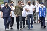 Presiden Joko Widodo (kedua kiri) bersama Menteri BUMN Erick Thohir (kiri) dan Dirut ITDC Abdulbar M Mansoer (kedua kanan) berjalan di area paddock Pertamina Mandalika International Street Circuit di KEK Mandalika, Praya, Lombok Tengah, NTB, Jumat (12/11/2021). Presiden Jokowi melakukan kunjungan kerja ke Lombok dalam rangka meresmikan Sirkuit Mandalika dan Jalan Bypass BIL-Mandalika. ANTARA FOTO/Ahmad Subaidi/wsj.