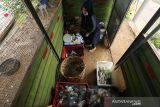 Pengelolaan sampah dengan sistem WCP. Warga membawa sampah plastik dan rumah tangga yang telah dipilah ke tempat pengumpulan sampah (waste collecting point) di Desa Alue Deah Teungoh, Banda Aceh, Aceh, Kamis (11/11/2021). Pemerintah Kota Banda Aceh telah menggagas program pengelolaan sampah berbasis masyarakat dengan sistem waste collecting point (WCP) di pemukiman penduduk sebagai mengatasi permasalahan persampahan dan menciptakan sikap peduli terhadap lingkungan. ANTARA/Irwansyah Putra