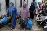 Pengelolaan sampah dengan sistem WCP. Warga membawa sampah plastik dan rumah tangga yang telah dipilah ke tempat pengumpulan sampah (waste collecting point) di Desa Alue Deah Teungoh, Banda Aceh, Aceh, Kamis (11/11/2021). Pemerintah Kota Banda Aceh telah menggagas program pengelolaan sampah berbasis masyarakat dengan sistem waste collecting point (WCP) di pemukiman penduduk sebagai mengatasi permasalahan persampahan dan menciptakan sikap peduli terhadap lingkungan. ANTARA/Irwansyah Putra