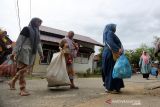 Pengelolaan sampah dengan sistem WCP. Warga membawa sampah plastik dan rumah tangga yang telah dipilah ke tempat pengumpulan sampah (waste collecting point) di Desa Alue Deah Teungoh, Banda Aceh, Aceh, Kamis (11/11/2021). Pemerintah Kota Banda Aceh telah menggagas program pengelolaan sampah berbasis masyarakat dengan sistem waste collecting point (WCP) di pemukiman penduduk sebagai mengatasi permasalahan persampahan dan menciptakan sikap peduli terhadap lingkungan. ANTARA/Irwansyah Putra