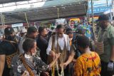 Presiden Joko Widodo borong noken di Jayapura