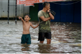  Warga melintasi Jalan Lintas Melawi yang terdampak banjir di Ladang, Kabupaten Sintang, Kalimantan Barat, Jumat (12/11/2021). Banjir yang melanda 12 kecamatan tersebut belum juga surut selama tiga pekan terakhir akibat curah hujan yang tinggi, sementara pendistribusian bantuan masih terkendala di sejumlah wilayah karena sulitnya akses menuju lokasi. ANTARA FOTO/Abraham Mudito/app/aww.
