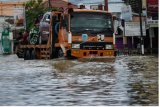 Sejumlah warga melintasi Jalan Lintas Melawi yang terdampak banjir dengan truk di Ladang, Kabupaten Sintang, Kalimantan Barat, Jumat (12/11/2021). Banjir yang melanda 12 kecamatan tersebut belum juga surut selama tiga pekan terakhir akibat curah hujan yang tinggi, sementara pendistribusian bantuan masih terkendala di sejumlah wilayah karena sulitnya akses menuju lokasi. ANTARA FOTO/Abraham Mudito/app/aww.