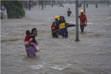 Sejumlah warga melintasi Jalan Lintas Melawi yang terdampak banjir di Ladang, Kabupaten Sintang, Kalimantan Barat, Jumat (12/11/2021). Banjir yang melanda 12 kecamatan tersebut belum juga surut selama tiga pekan terakhir akibat curah hujan yang tinggi, sementara pendistribusian bantuan masih terkendala di sejumlah wilayah karena sulitnya akses menuju lokasi. ANTARA FOTO/Abraham Mudito/app/aww.