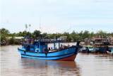  Sebuah kapal nelayan memasuki pelabuhan di Selakau, Kabupaten Sambas, Kalimantan Barat, Jumat (12/11/2021). BMKG Kalbar mengimbau kapal nelayan, kapal tongkang, kapal ferry, kapal kargo dan kapal pesiar untuk mewaspadai tinggi gelombang 1,25 meter hingga 2,5 meter yang berpeluang terjadi di Perairan Kepulauan Anambas, Perairan Kepulauan Natuna, Perairan Kepulauan Subi-Serasan dan Laut Natuna, serta tinggi gelombang 2,5 meter hingga 4 meter yang berpeluang terjadi di Laut Natuna Utara dari Jumat (12/11) hingga Sabtu (13/11). ANTARA FOTO/Jessica Helena Wuysang/aww.
