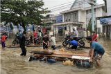 Sejumlah warga berada di lokasi yang terendam banjir di Kabupaten Sekadau, Kalimantan Barat, Jumat (12/11/2021). Tingginya intensitas hujan yang terjadi selama tiga pekan terakhir di wilayah hulu Kalbar tersebut mengakibatkan sejumlah kabupaten di daerah terendam banjir setinggi 50-100 cm. ANTARA FOTO/Jane Elisabeth Wuysang/jhw/aww.