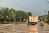 Sejumlah kendaraan melintasi jalan nasional yang terendam banjir di ruas jalan Kabupaten Sekadau, Kalimantan Barat, Jumat (12/11/2021). Tingginya intensitas hujan yang terjadi selama tiga pekan terakhir di wilayah hulu Kalbar tersebut mengakibatkan sejumlah kabupaten di daerah terendam banjir setinggi 50-100 cm. ANTARA FOTO/Jane Elisabeth Wuysang/jhw/aww.