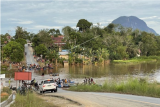  Banjir merendam dan memutus ruas jalan Sintang-Putussibau di Kabupaten Sintang, Kalimantan Barat, Sabtu (13/11/2021). BPBD Kabupaten Sintang menyatakan banjir masih merendam beberapa kecamatan di daerah setempat, meski demikian banjir telah surut 10 hingga 15 sentimeter pada Jumat (12/11/2021) kemarin. ANTARA FOTO/Jane Elisabeth Wuysang/jhw/wsj.
